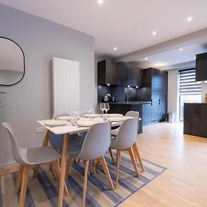  Holiday home Luxurious Hackney Near Train Station