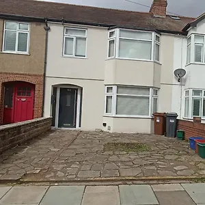 https://charming-3-bedroom-family-home.brighton-hotels-england.com